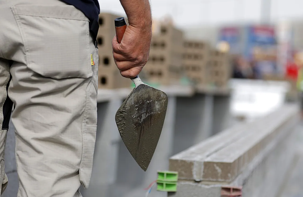 Bricklayer's trowel loaded with mortar at the SPEC MIX Bricklayer 500