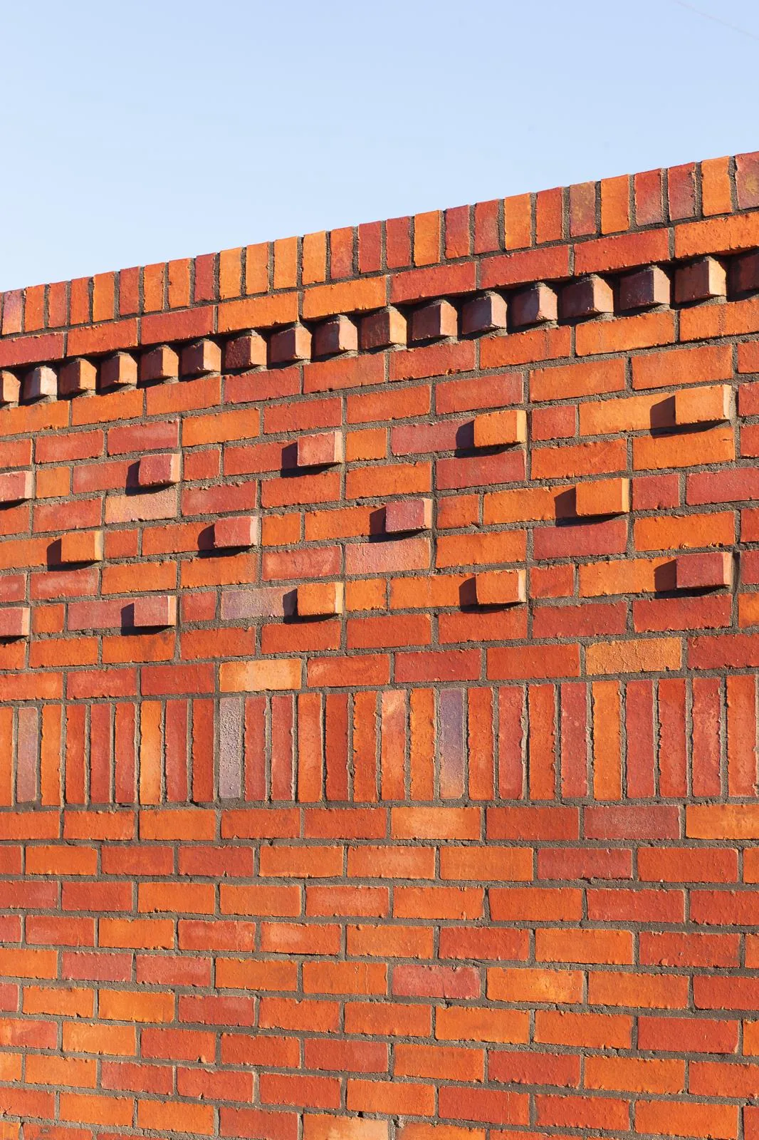 Krause display wall in Stawell showing corbelled, soldier and projecting header brick courses